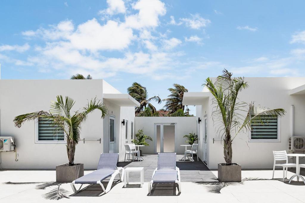 The Palm Leaf Apartments Noord Exterior foto